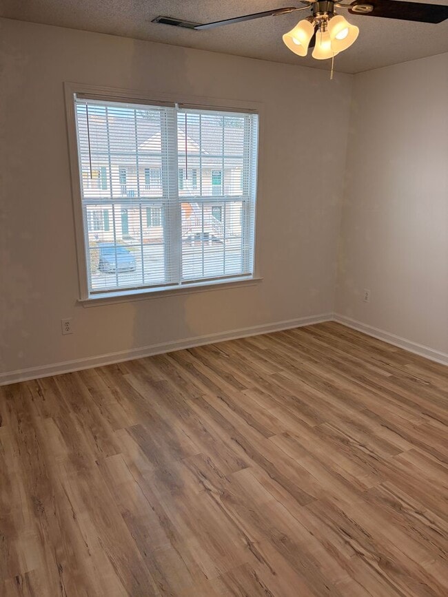 Building Photo - Q201