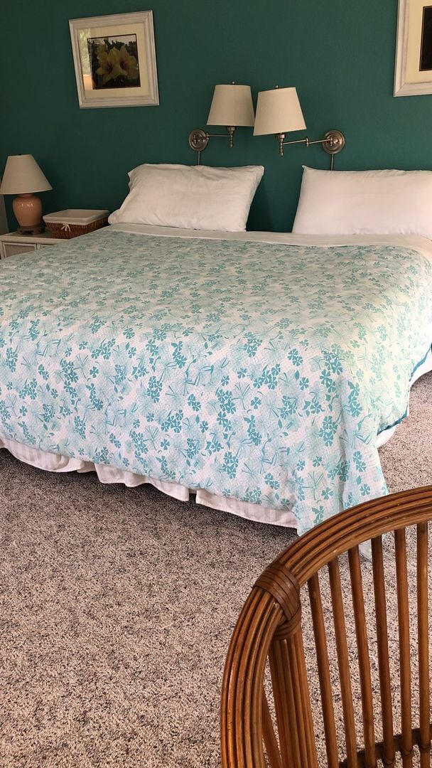 Building Photo - Spacious Furnished Grand Champions End Unit Available