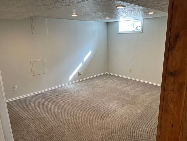 Building Photo - Charming 4 Bedroom 2 Bath Home in Sugarhouse!