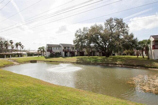 Building Photo - 2 Bedroom 2 1/2 bath in the Lakes Townhome Community! Complete Remodel!