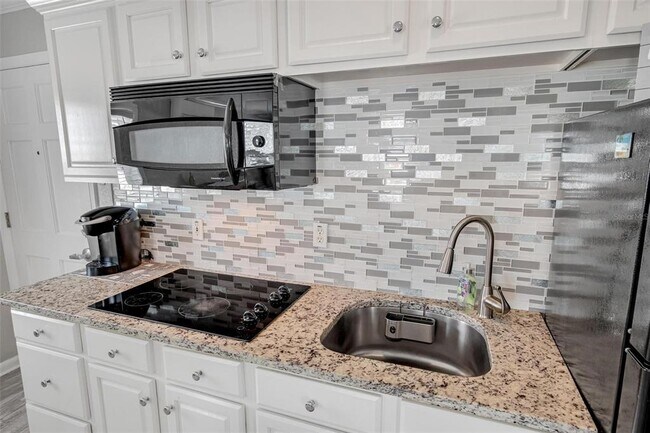 Building Photo - 301 S Central Ave