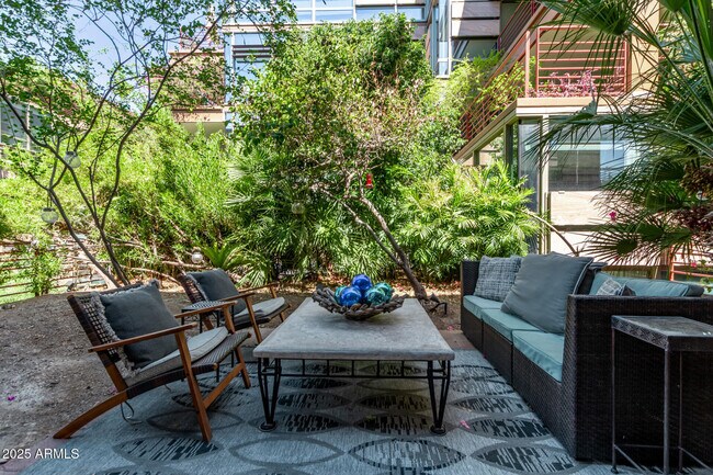 Building Photo - 7117 E Rancho Vista Dr
