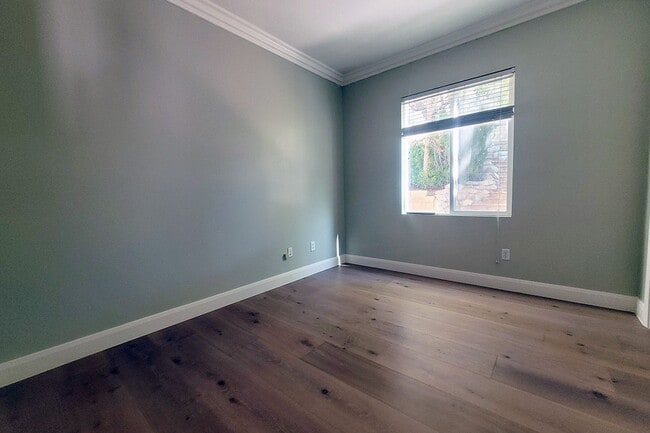 Building Photo - Wonderful 4+3 Bright-Sunny-Open in great Area!