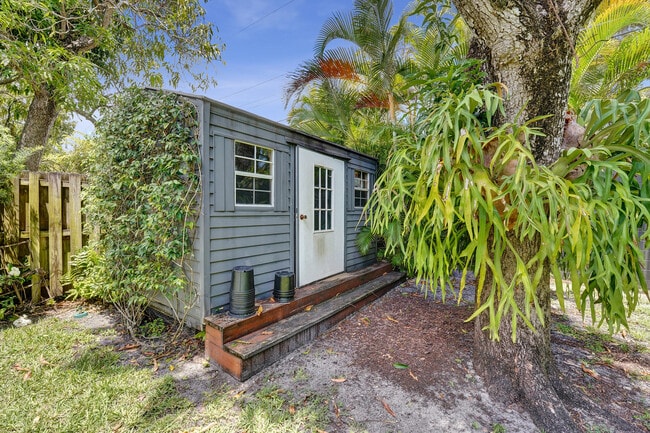 Building Photo - 929 SW 18th Ct