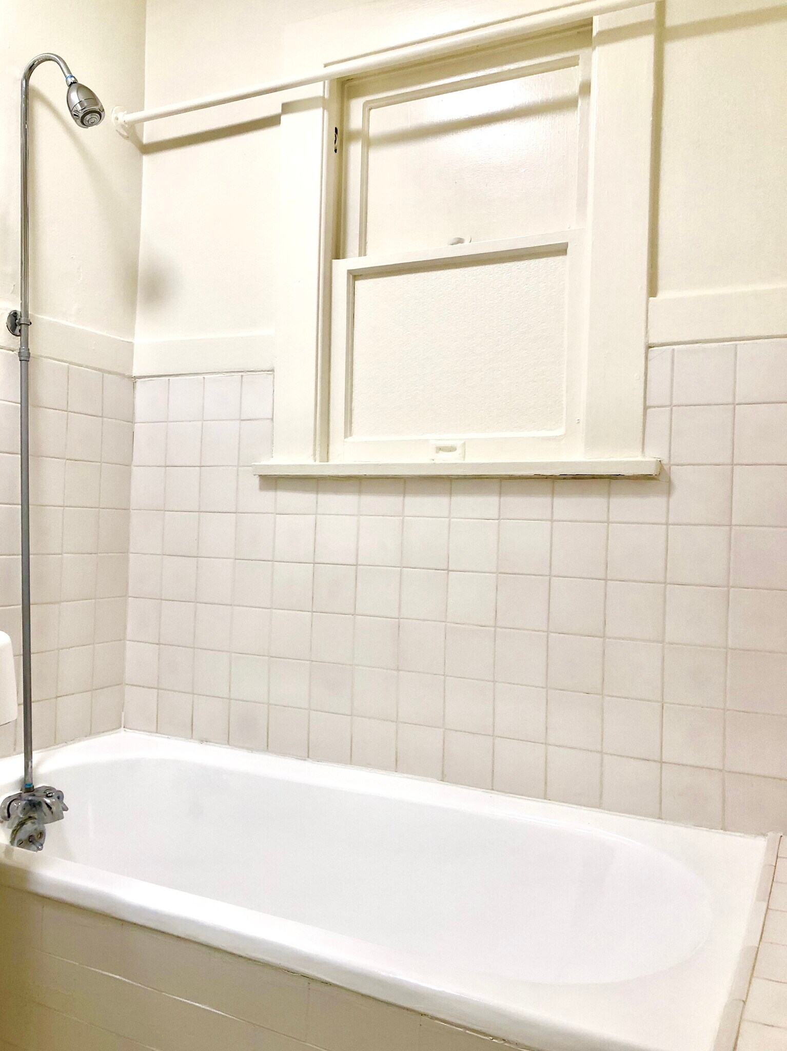 Tub Shower - 1134 N Gardner St