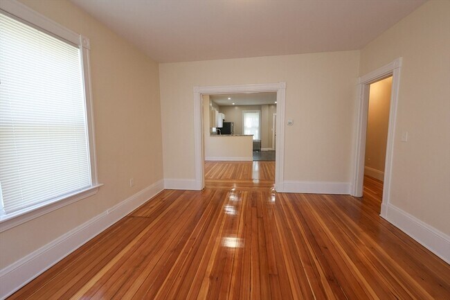 Building Photo - 32 Robinson St