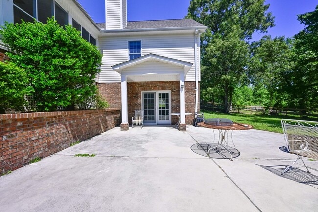 Building Photo - 237 Riverbend Rd