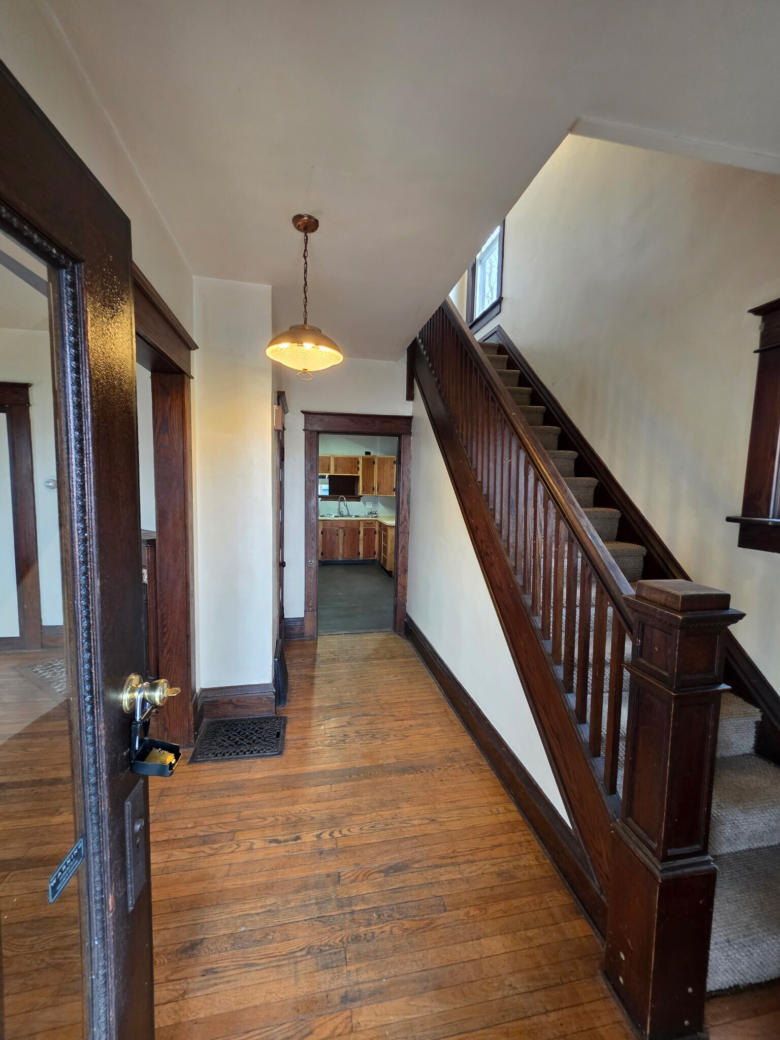 Building Photo - 364 S 10th St