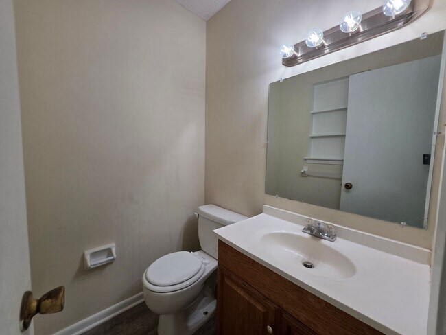 Building Photo - Nicely updated 3BR/1.5BA with fenced in ba...