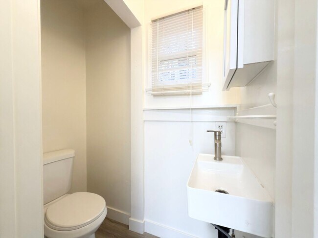 Building Photo - Coastal Charm Full of Upgrades!