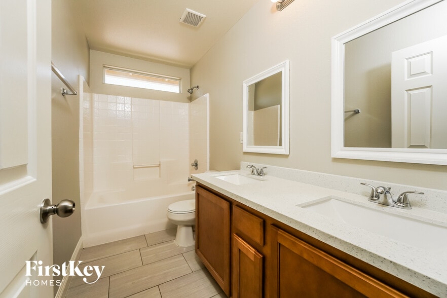 Building Photo - 5520 Latrobe Bluff St