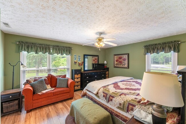 Building Photo - 519 Country Oaks Dr