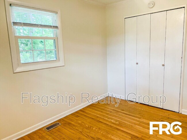 Building Photo - 466 Circle Dr