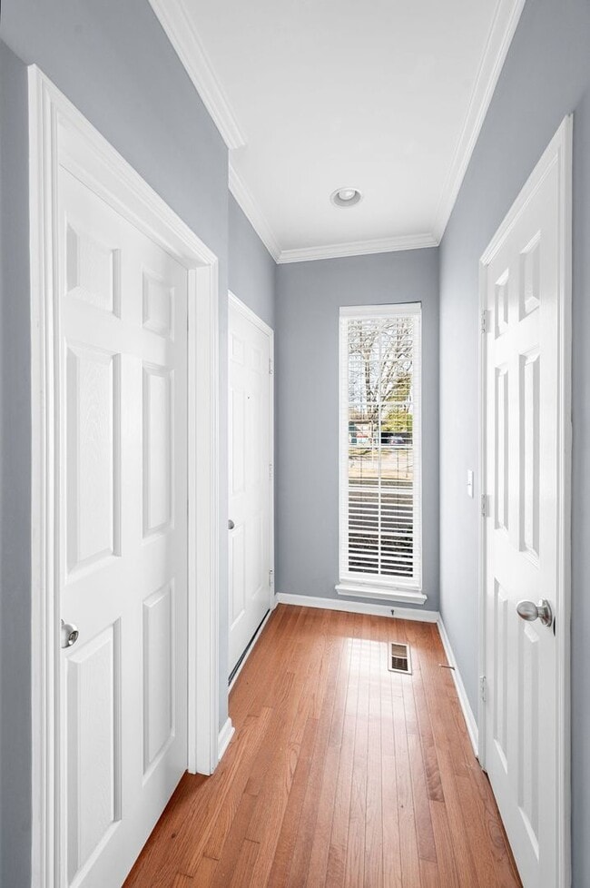 Building Photo - Awesome 2BE/2.5BA duplex Incredible location near Vanderbilt University!