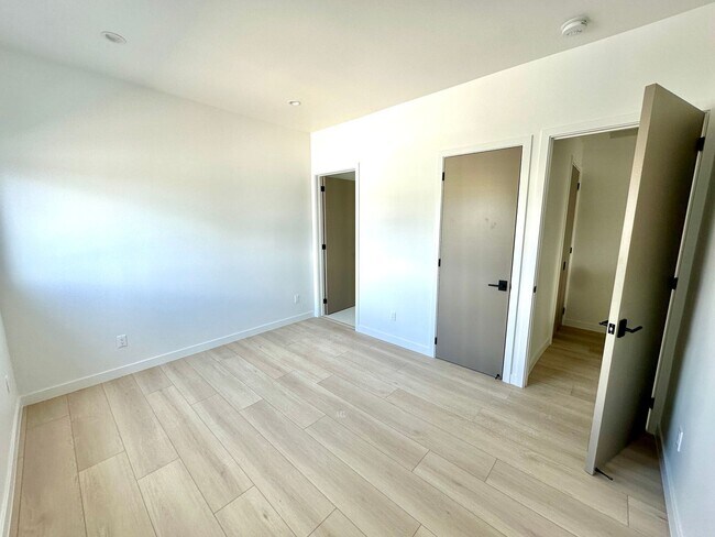 Building Photo - 3-Bedroom, 3-Bath Townhome in Prime North Hollywood Location