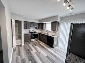 Building Photo - Three Bedroom Townhome in Covington!