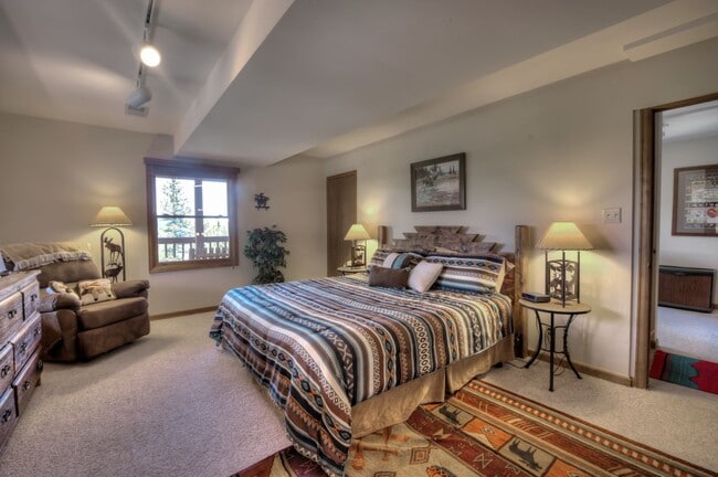 Building Photo - Beautiful home near bus route Breckenridge! 5 bedrooms and VIEWS!  Flexible Lease Terms