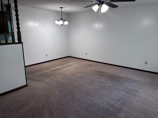 Building Photo - 1601 Cedarbrook Dr