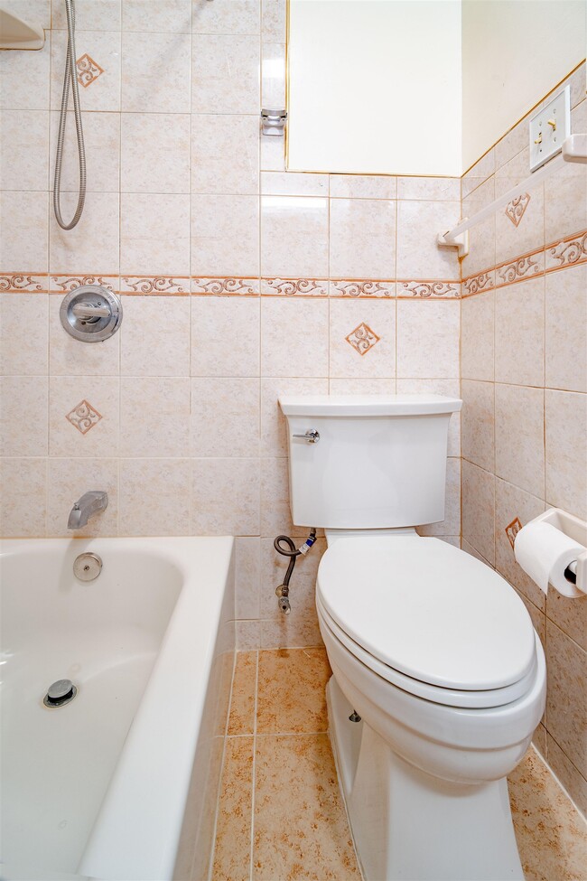 Building Photo - 724 17th St