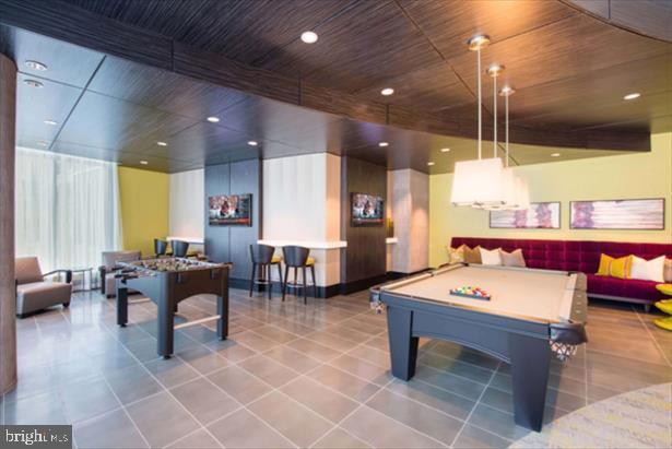 Building Photo - 8231 Crestwood Heights Dr