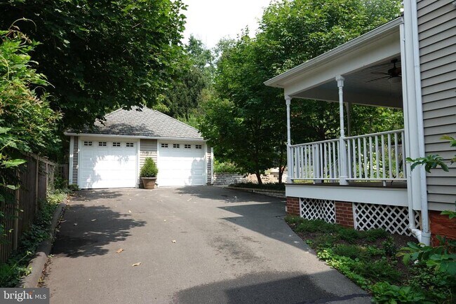 Building Photo - 36 Hart Ave