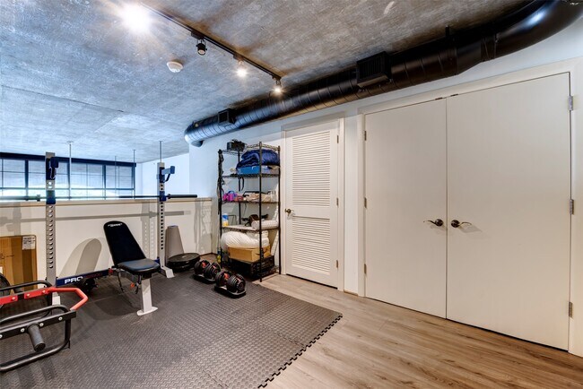 Building Photo - 1005 S Shepherd Dr