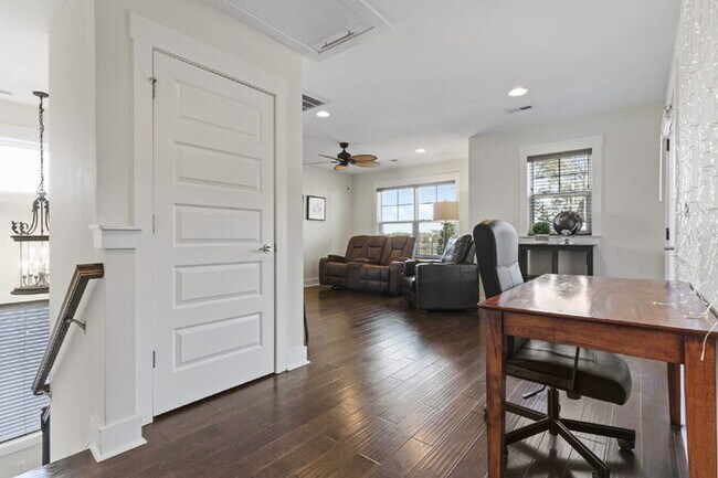 Building Photo - Luxurious 4-Bed Townhouse with Fireplace &...