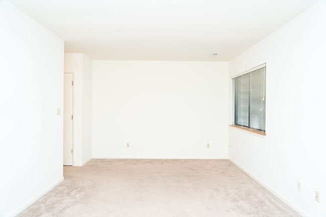 Building Photo - 2 Bedroom Townhouse Available in July