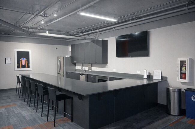 Building Photo - 565 W Quincy St