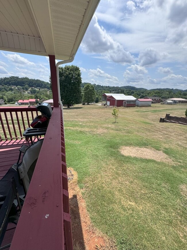 Building Photo - Single Level Home with a Great yard