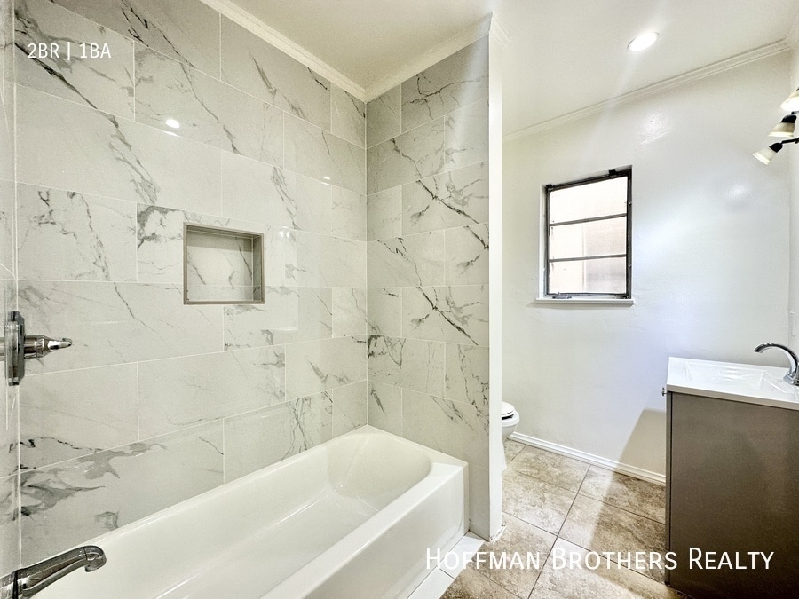 Building Photo - 1207 S La Cienega Blvd