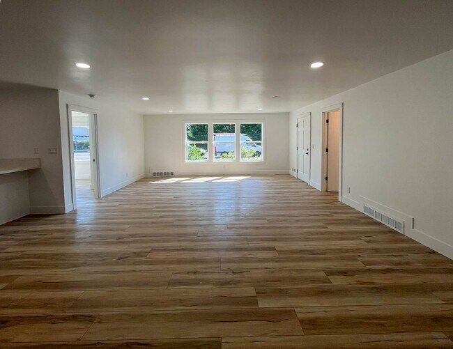Building Photo - Charming NE Portland Apartment Near Parks, Shops & Transit