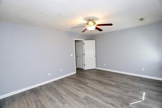 Building Photo - 944 Twin Lakes Dr