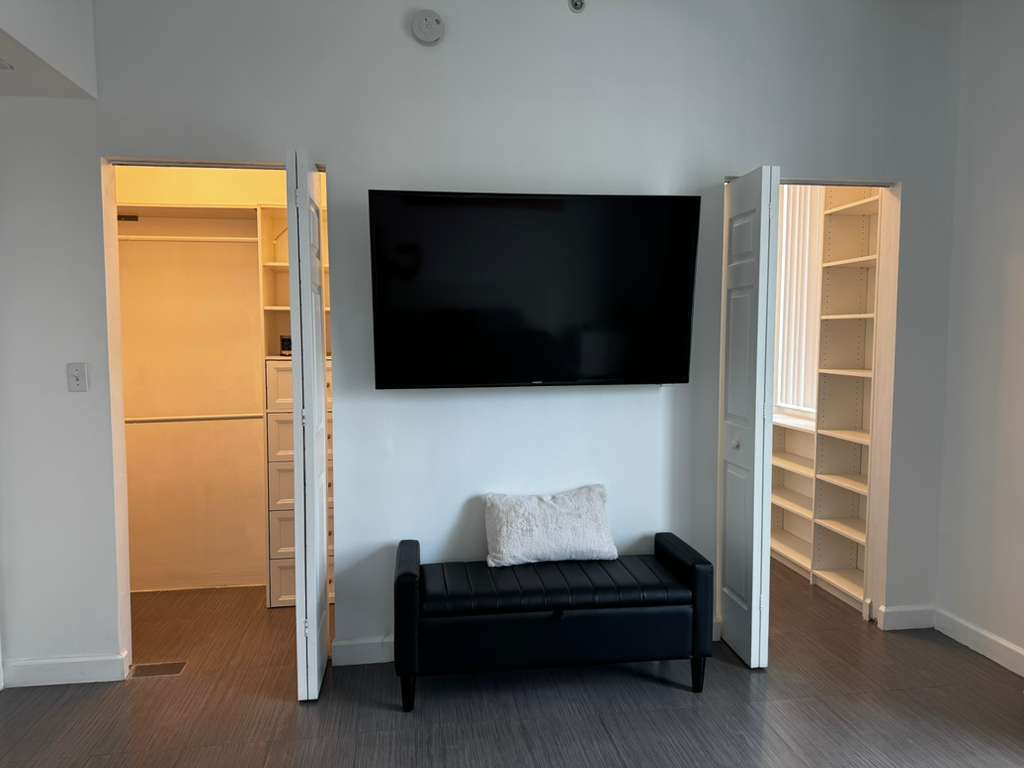 Building Photo - 2150 Van Buren St