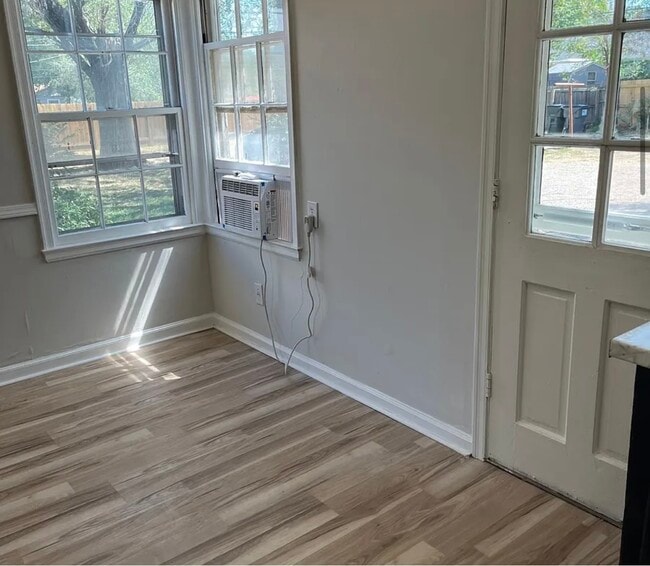 Building Photo - 2403 E Bayley St