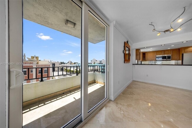 Building Photo - 720 Collins Ave