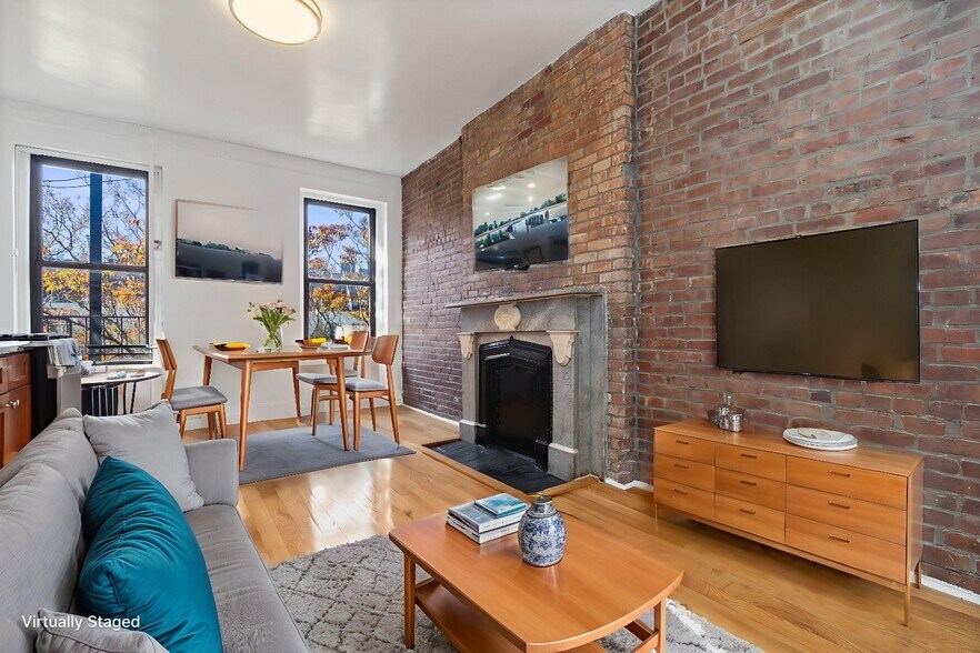 Primary Photo - 300 W 10th St