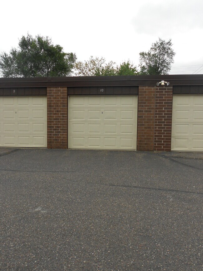 Building Photo - 304 4th St S