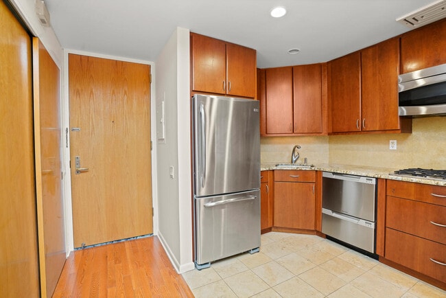 Entry foyer with large closets. - 50 E Hartsdale Ave