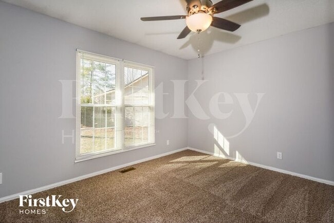 Building Photo - 213 Hollyberry Ct