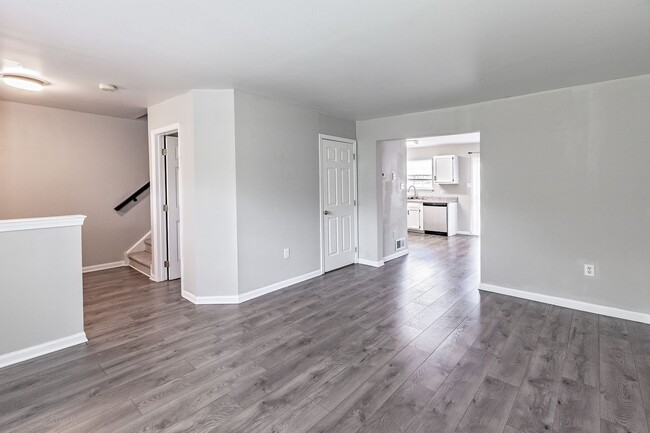 Building Photo - Renovated Townhome in Woodburne