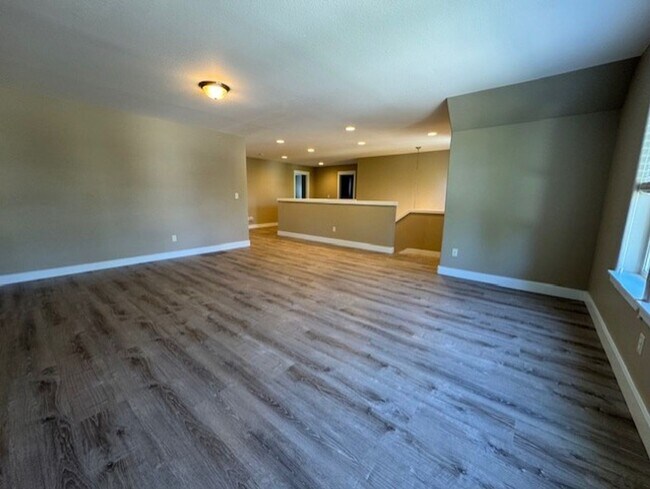 Building Photo - Large Home SW Bend