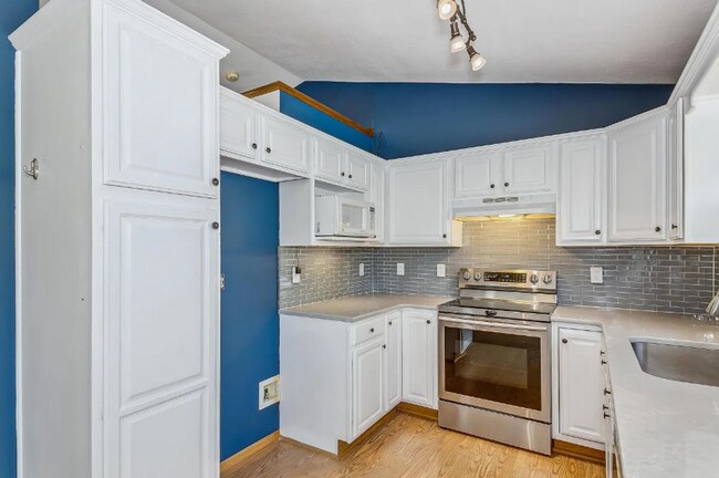 Building Photo - Well maintained 3 bedroom, 3 bath home clo...
