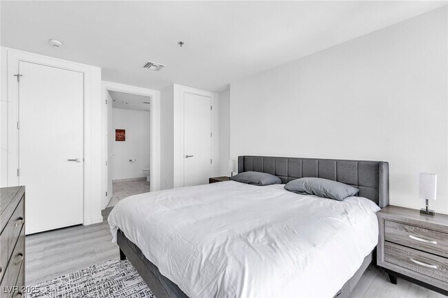 Building Photo - 4471 Dean Martin Dr