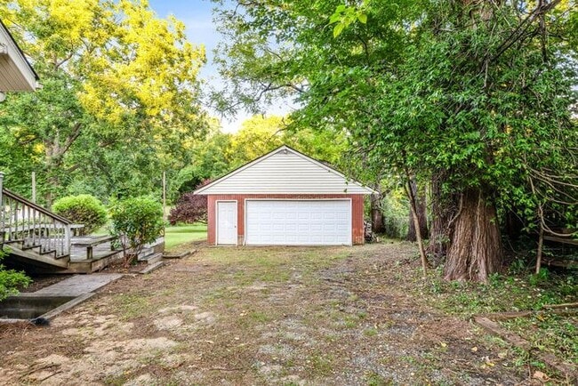 Building Photo - Large Brick Two Story Home, Hardwoods, Sep...