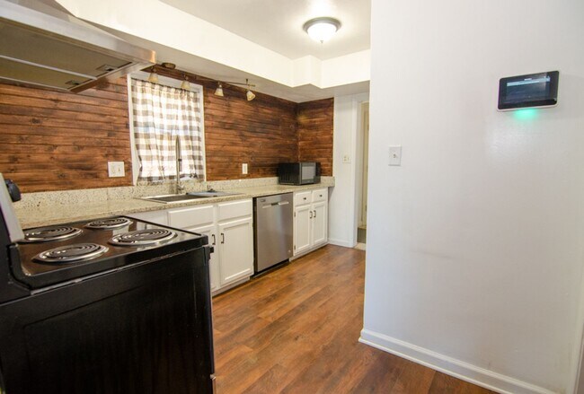 Building Photo - Precious Bungalow Home Rental in Norfolk!