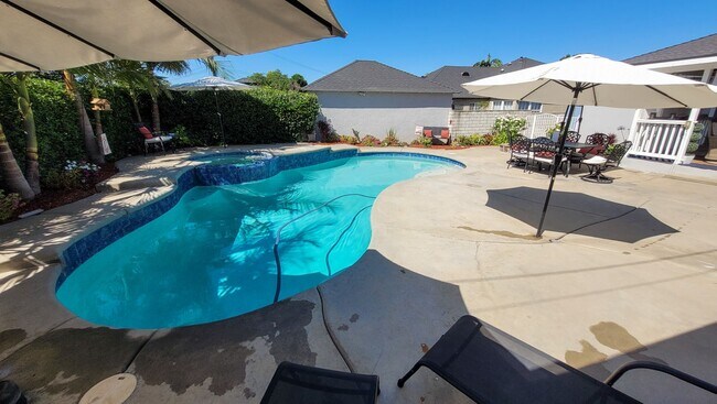 Building Photo - Coming Soon! 3 Bed 1.5 Bath House with Pool!