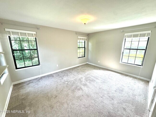 Building Photo - 1692 E Holly Oaks Lake Rd