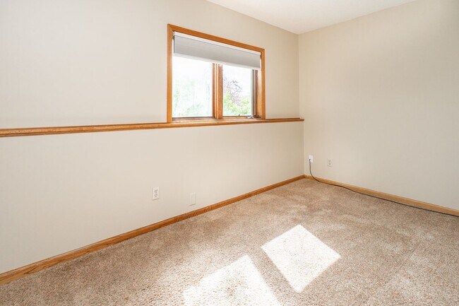 Building Photo - Lovely 3 Bedroom 2 Bath Townhome in Apple ...