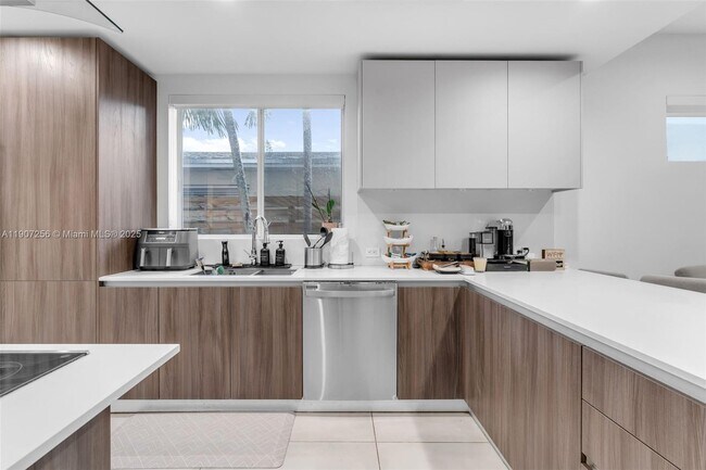 Building Photo - 3048 SW 18th St